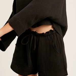 BRAND NEW Le Reveur Black Shorts ✨